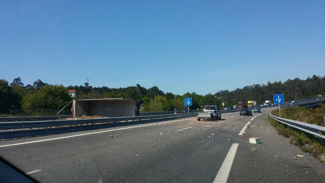 Estado en el que quedó el camión y la vía tras el accidente