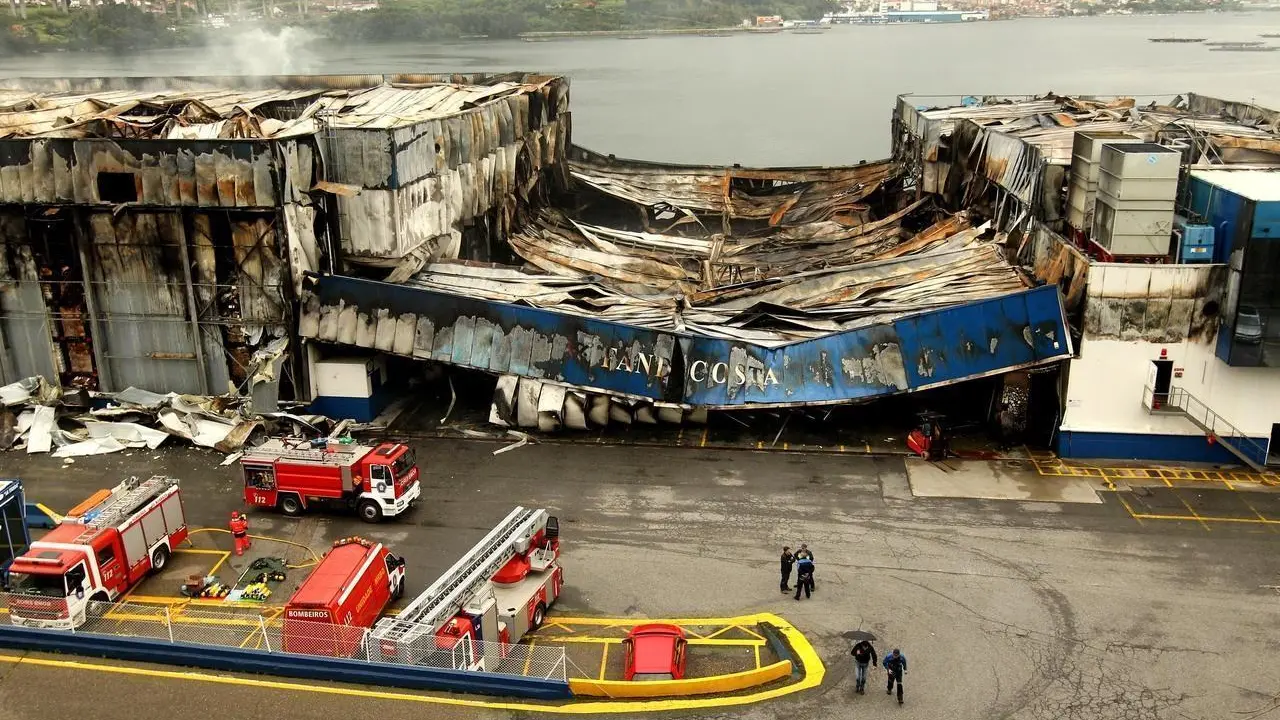 Nave de Fandicosta tras el incendio