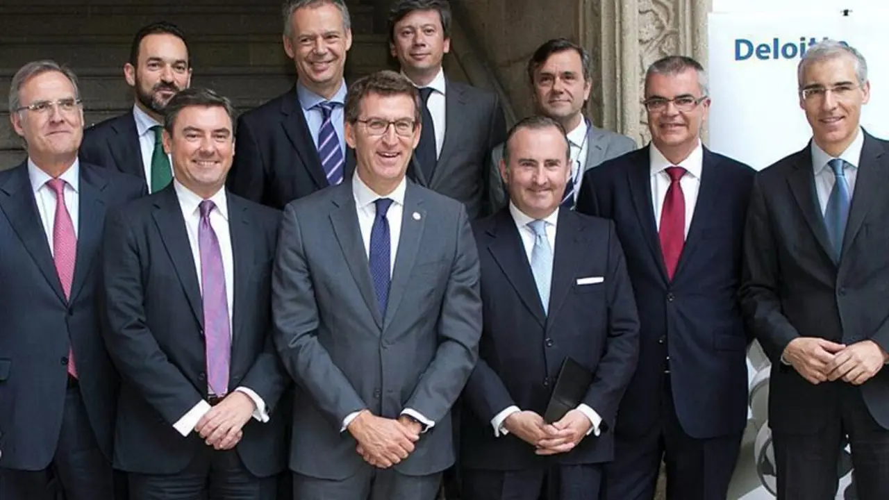 El presidente de la Xunta, Alberto Núñez Feijóo, posa con los directivos de la Asociación para el Progreso de la Dirección de Galicia