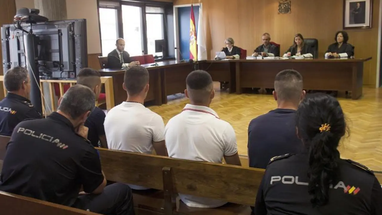 Los cuatro varones de nacionalidad albanesa acusados de 31 robos en viviendas, durante el juicio