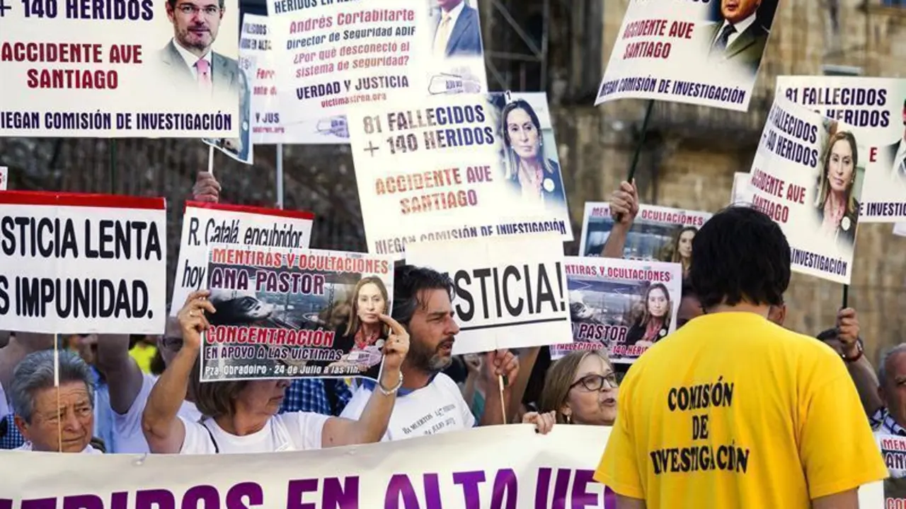 Concentración de las víctimas del Alvia en la Praza do Obradoiro