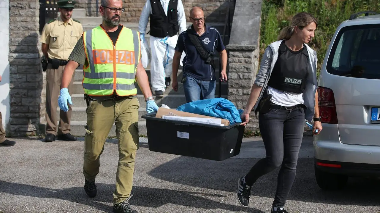 Policías se incautan de varia documentación y pruebas de un hogar para refugiados en Ansbach, en el marco de la investigación