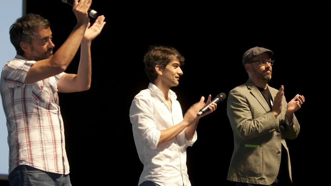 El alcalde de Ferrol, Jorge Suárez (i), el alcalde de A Coruña, Xulio Ferreiro (c), y el alcalde de Santiago, Martiño Nogueira (d), durante la asamblea constituyente de las Mareas