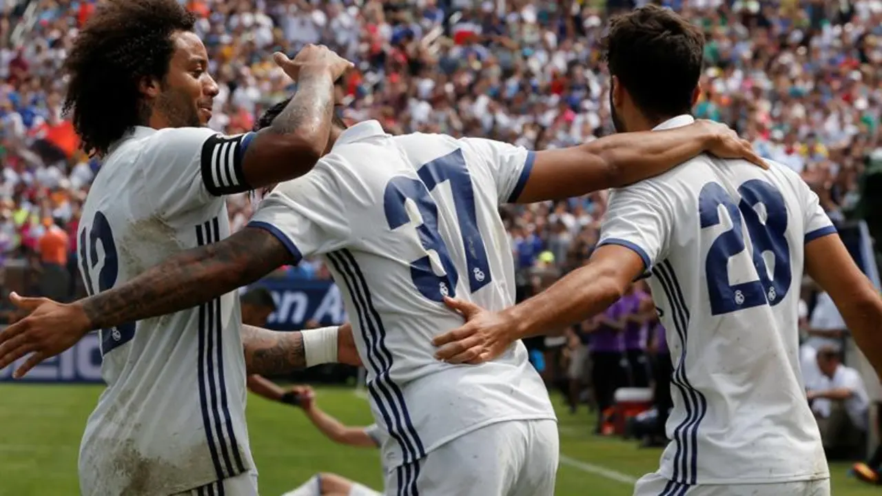 El jugador del Real Madrid Mariano Díaz (centro) celebra con sus compañeros Marcelo (izquierda) y Marco Asensio la anotación de un gol ante el Chelsea