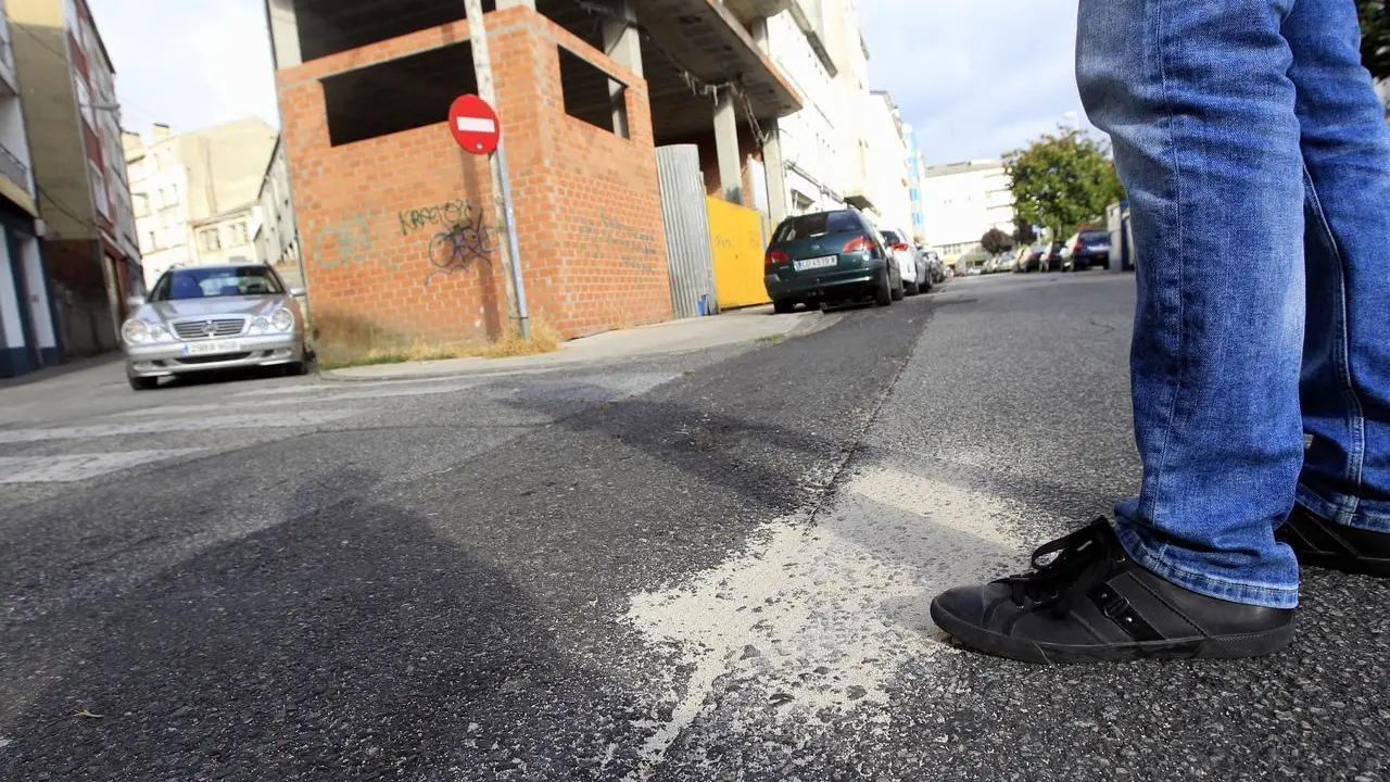 El lugar donde quedó tendida la mujer, con las huellas tapadas por arena