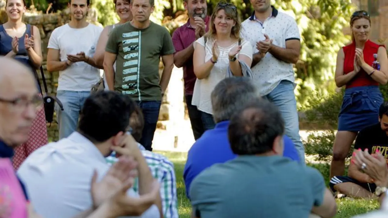 Carmen Santos, al inicio de la asamblea de Podemos en Compostela