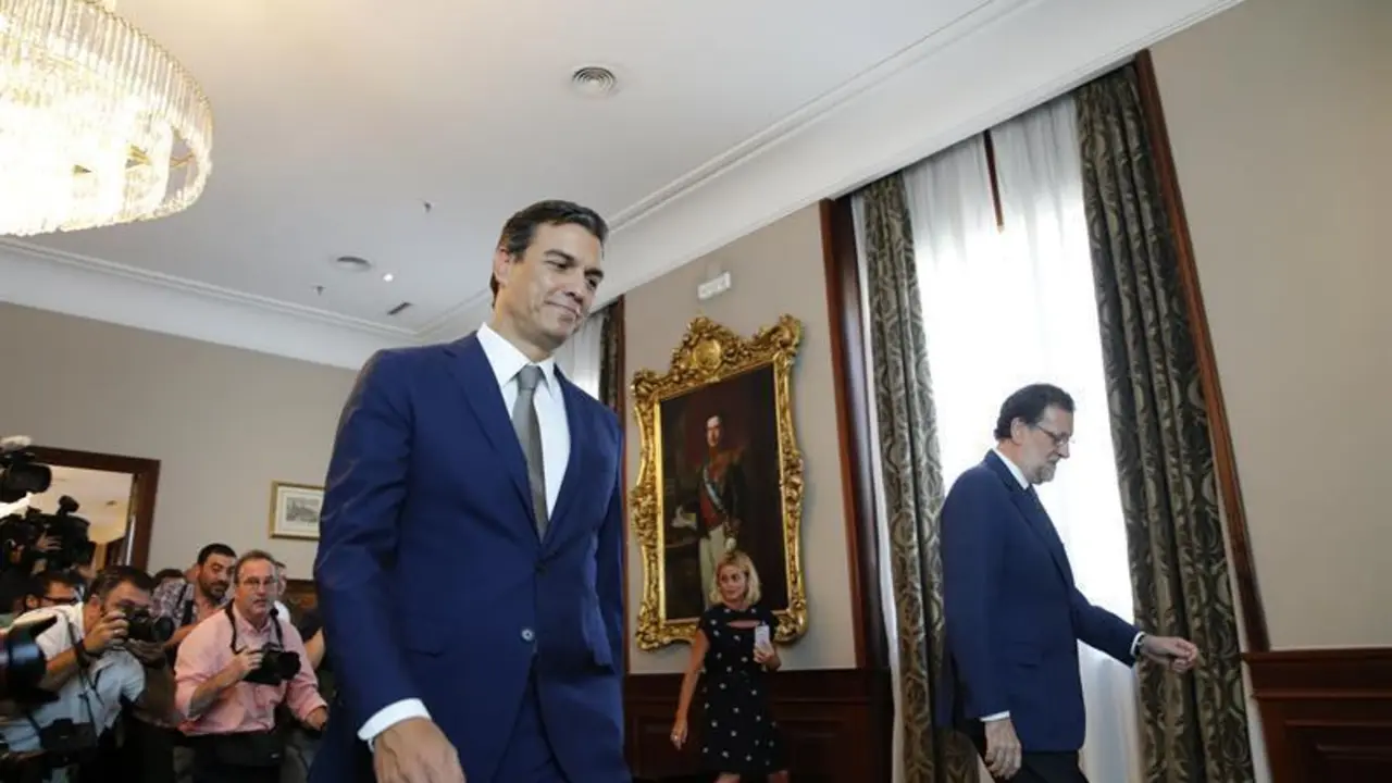 El presidente del PP, Mariano Rajoy, y el secretario general del PSOE, Pedro Sánchez, caminan separados