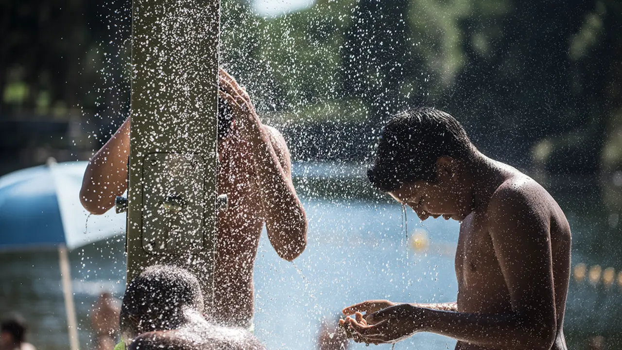 Jóvenes refrescándose en el río