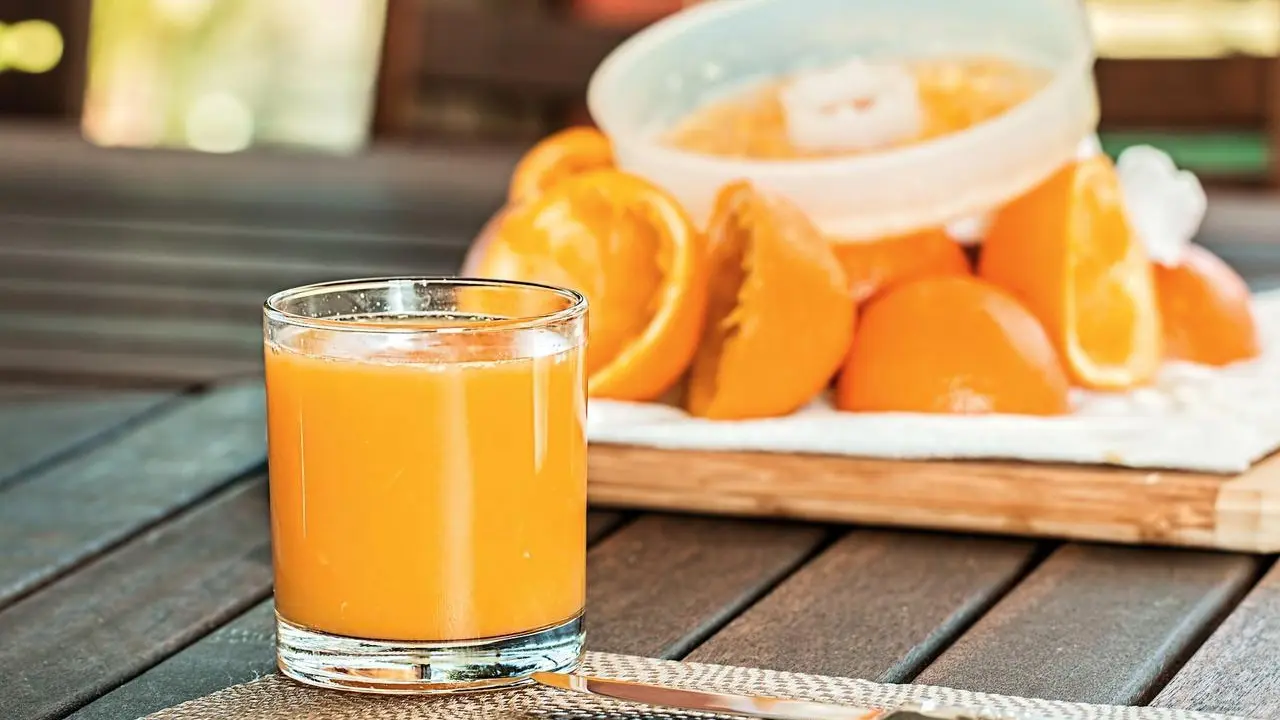 El consumo habitual de zumo de naranja nos aportará una dosis extra de vitamina C