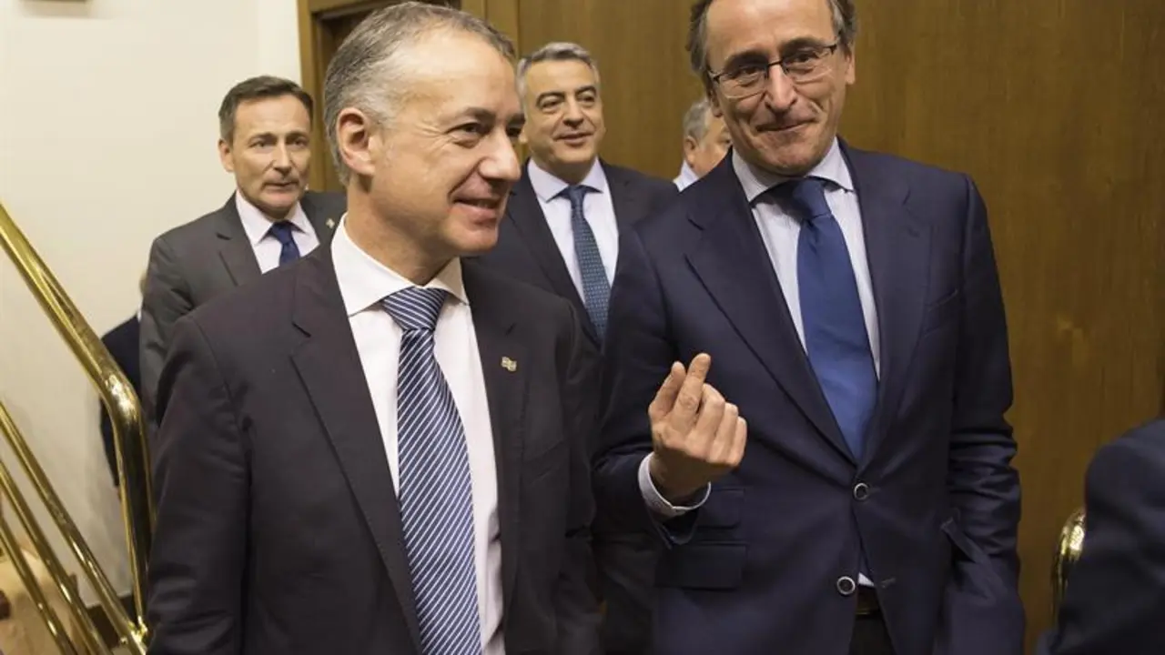 El candidato del PNV, Iñigo Urkullu, junto al portavoz del PP, Alfonso Alonso