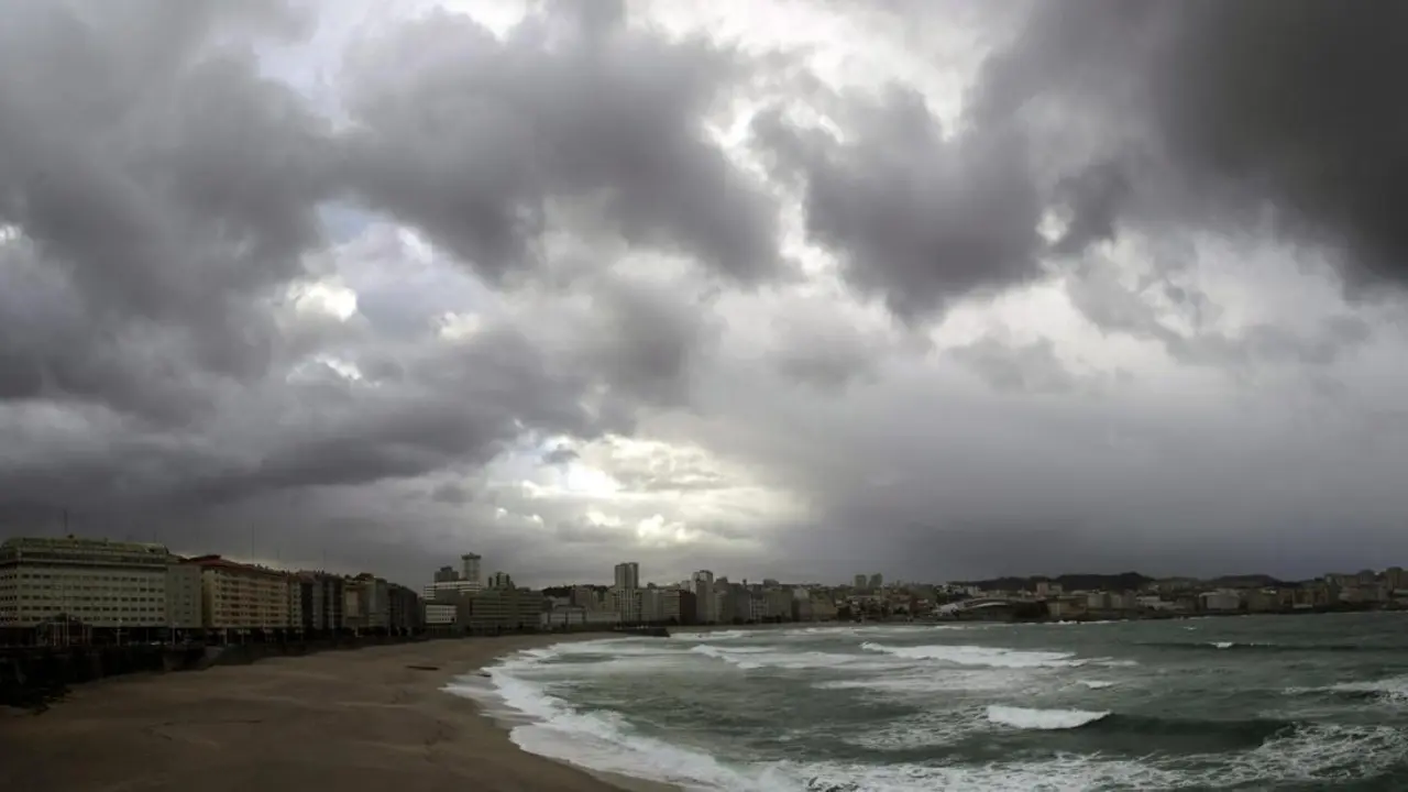 El aire fr&iacute;o y el oleaje protagonizar&aacute;n esta jornada, en la imagen la playa del Orz&aacute;n de A Coru&ntilde;a