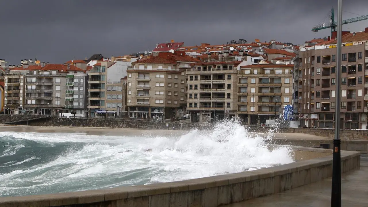 La playa de Silgar durante un fuerte oleaje