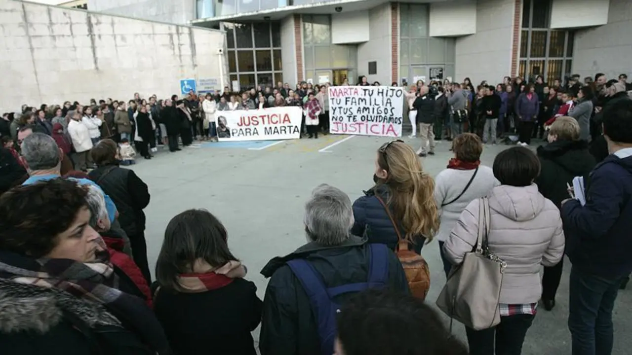 Concentración en apoyo a la familia de Marta Sequeiro, camarera asesinada en un bar de Ferrol