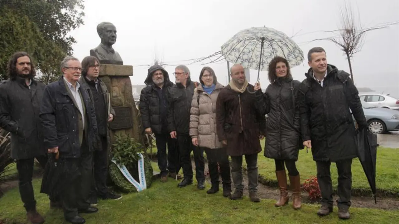 Luis Villares, acompañado por diferentes políticos de la comunidad y Jokin Bildarratz en el 131 aniversario del nacimiento del Castelao