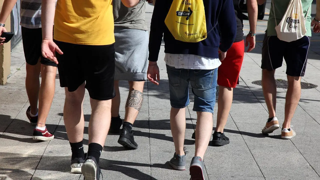Gente en pantalón corto en Santiago en pleno mes de marzo