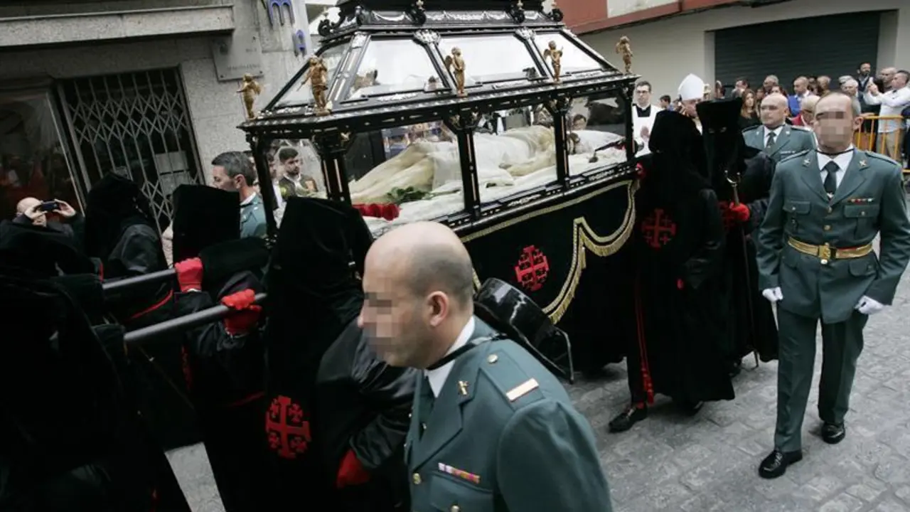 La procesión del Santo Entierro sale de la concatedral de San Julián para recorrer las calles de Ferrol
