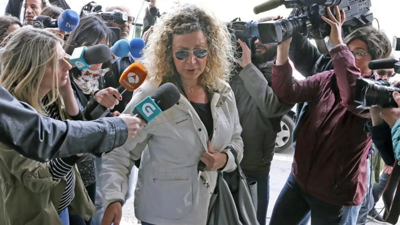 Diana López-Pinel, a su llegada al juzgado de Ribeira