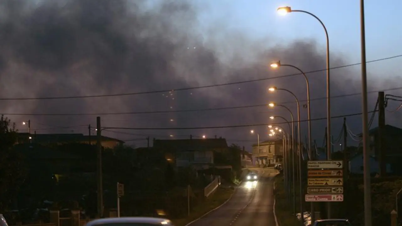 Vista del incendio que se ha originado en la parroquia de O Val, en Narón