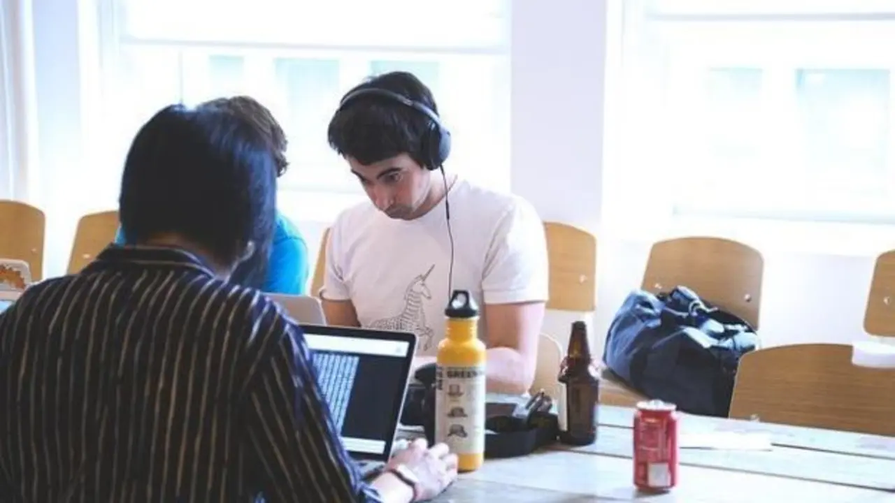 Un hombre, ante un ordenador