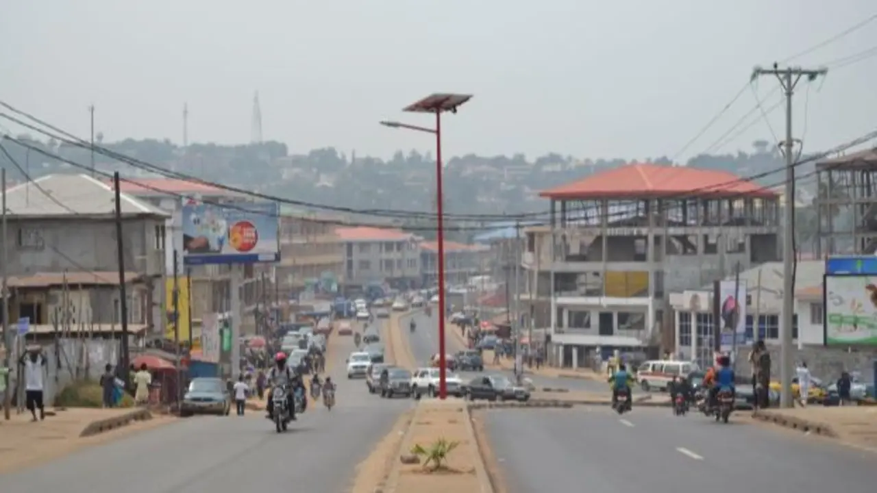 Instalación durante la fase piloto del sistema fotovoltaico de Moonoff en Sierra Leona