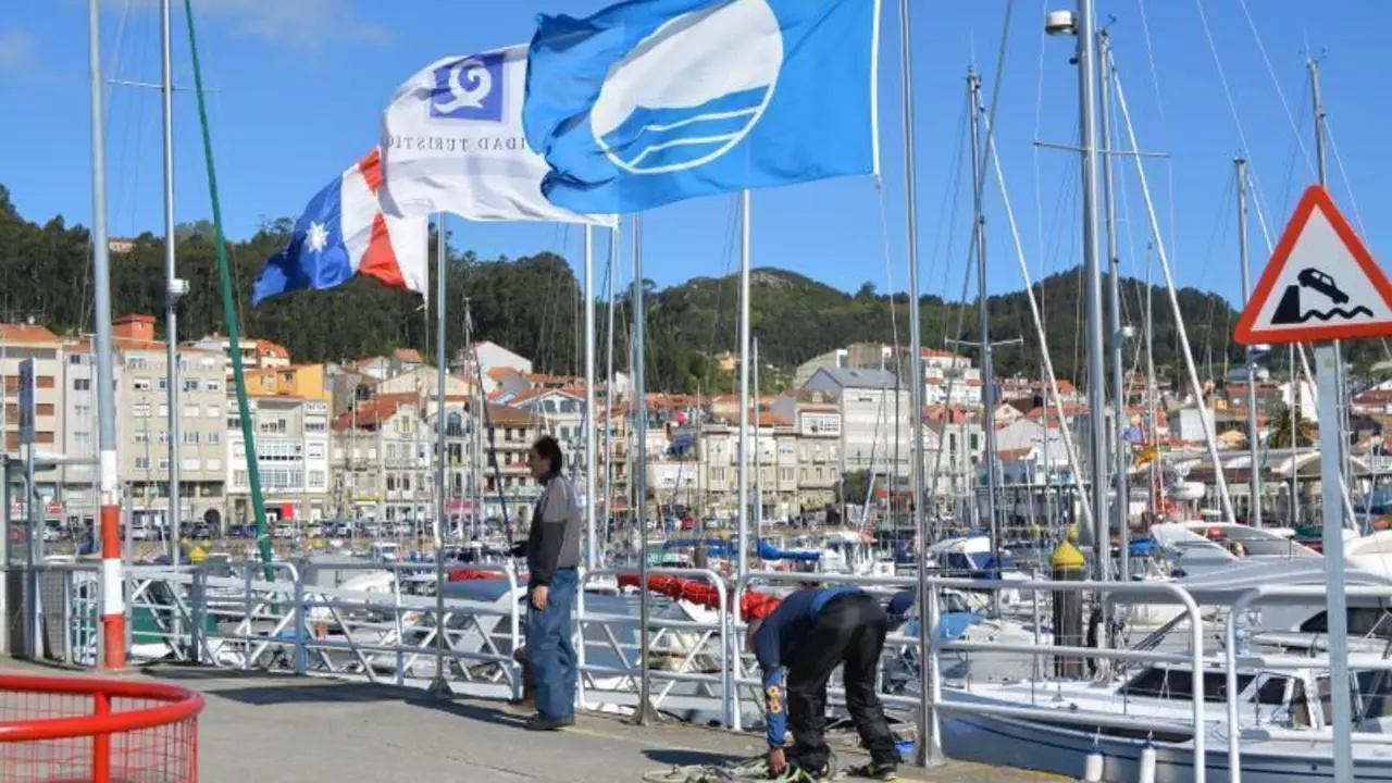 Imagen de la Bandera Azul ondeando