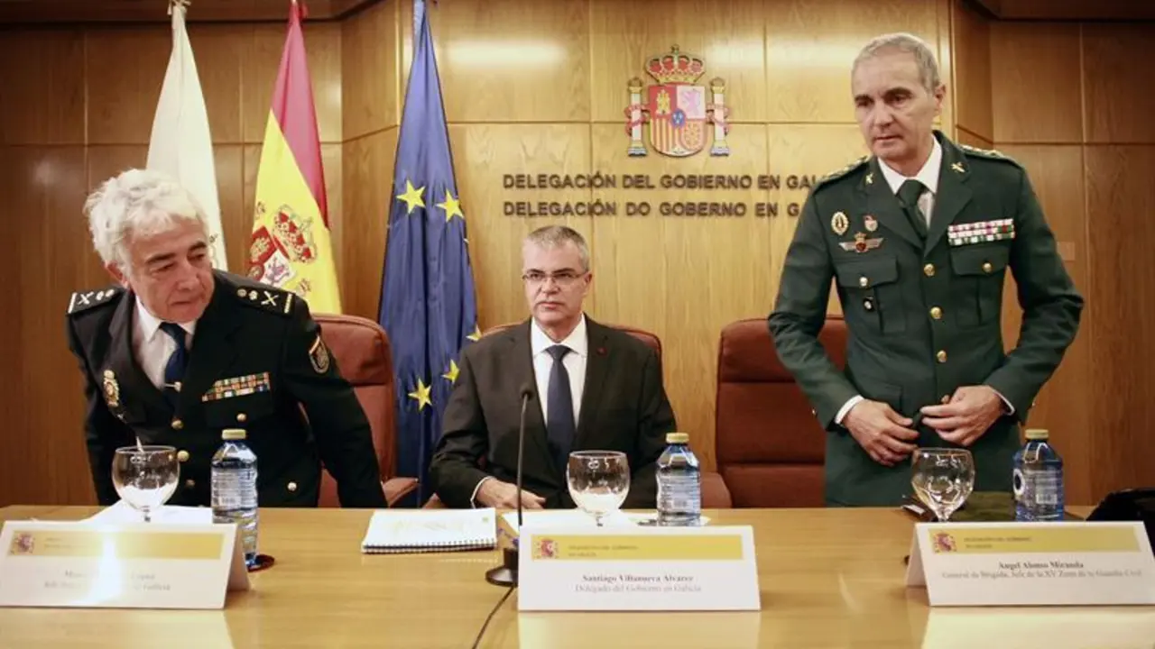 Villanueva, acompañado por el jefe de la XV Zona de la Guardia Civil, Ángel Alonso Miranda, y el Jefe Superior de la Policía de Galicia, Manuel Vázquez López