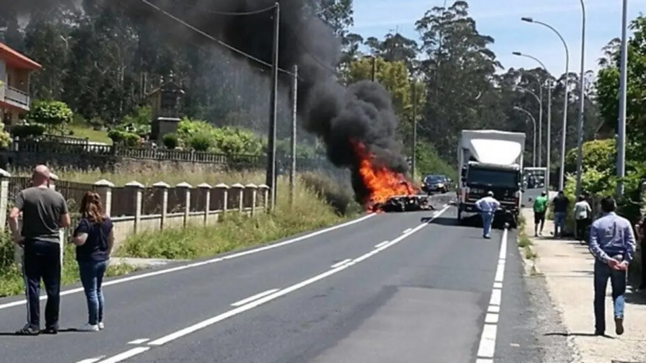 Estado en el que quedó el vehículo de Rianxo tras colisionar con un camión