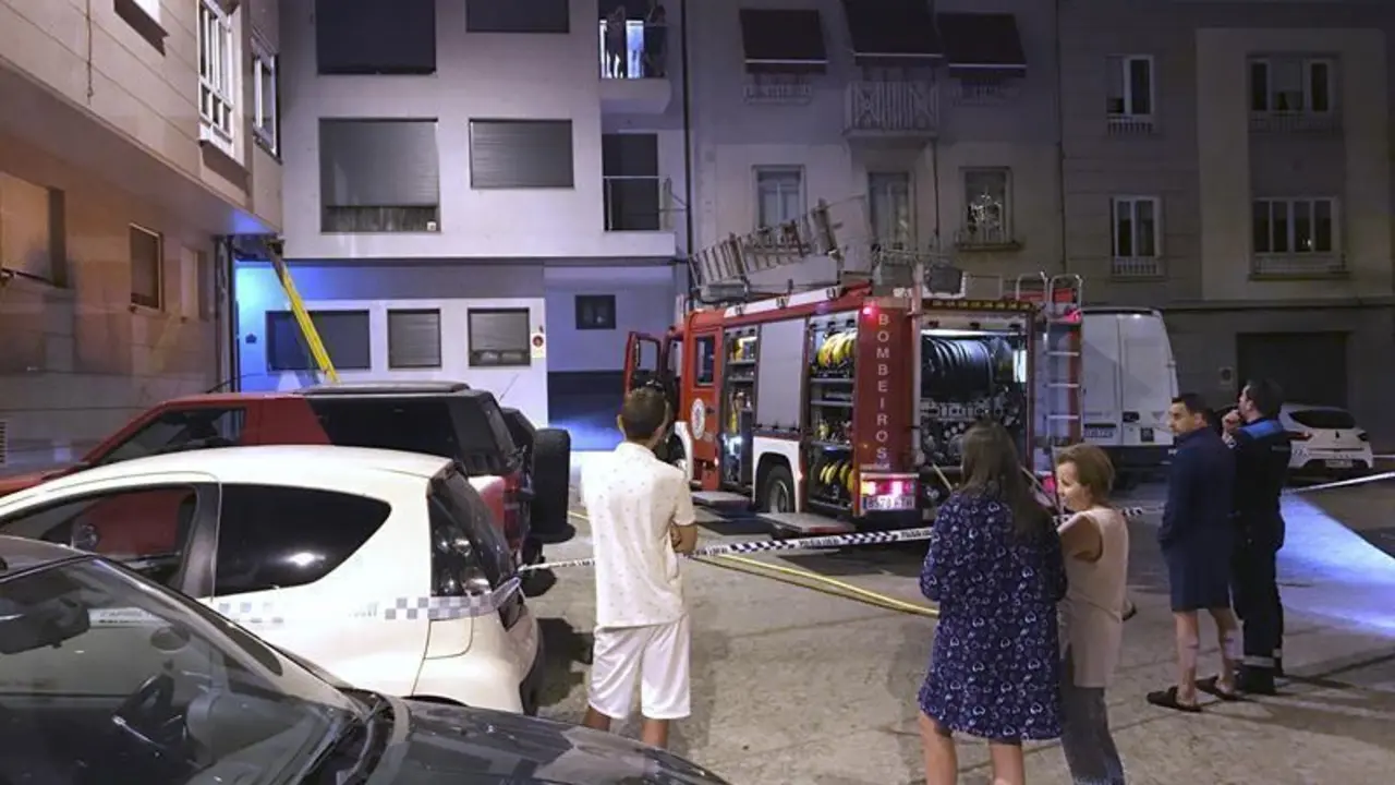 Desalojados varios vecinos por un incendio en un edificio del barrio ourensano de A Ponte