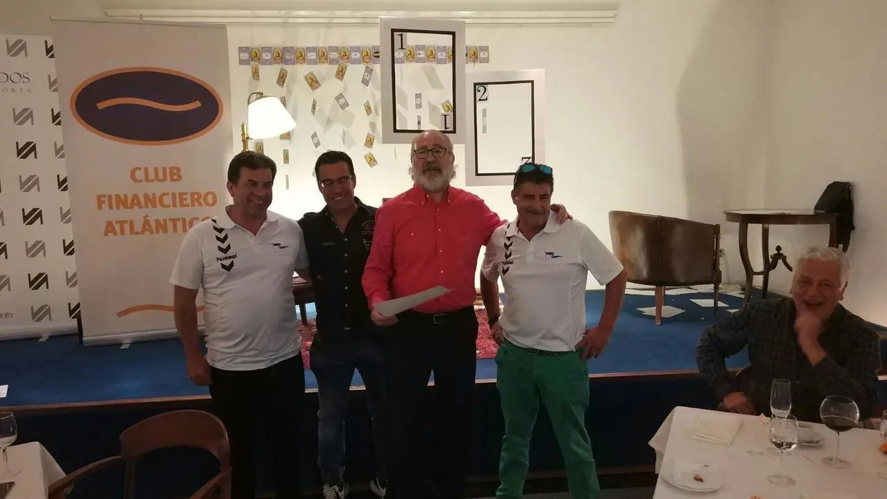 El presidente de la entidad, Mariano Gómez Ulla (segundo por la derecha) entre el premio a los ganadores