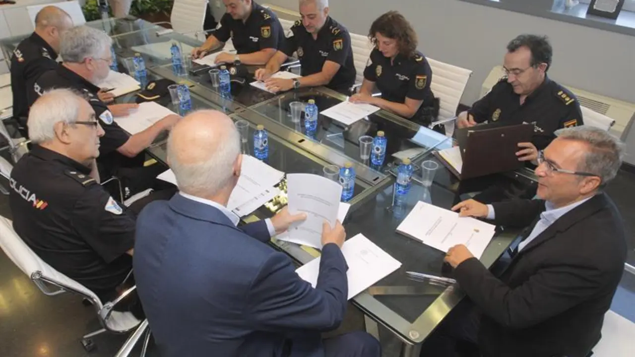 Luis Menor y Silverio Blanco, en la reunión para analizar la labor de la Policía Autonómica en materia de violencia de género