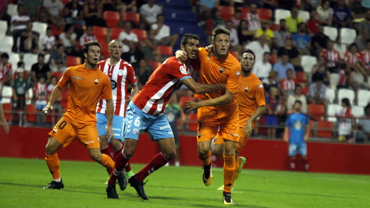 Un instante del encuentro entre el Lugo y el Reus