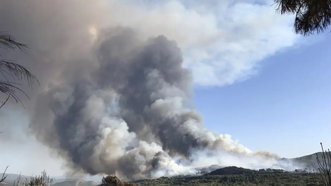 Imagen del incendio forestal declarado en Gimarei, Monterrei