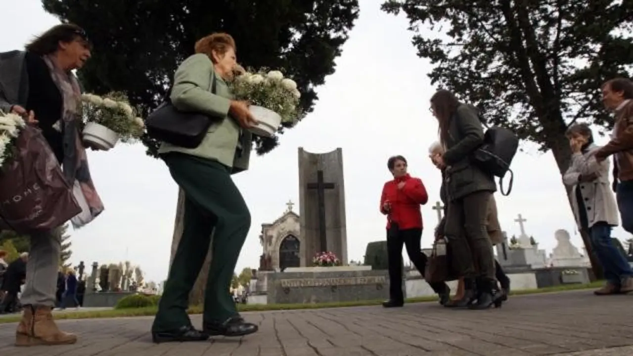 Centenares de lucenses acudieron, como cada a&ntilde;o, al cementerio de San Froil&aacute;n para cumplir con la tradici&oacute;n