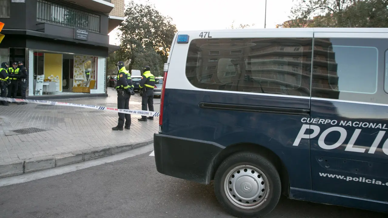 La Policía Nacional ha neutralizado en Zaragoza varios paquetes postales sospechosos enviados a organismos y empresas. JAVIER CEBOLLADA (EFE)