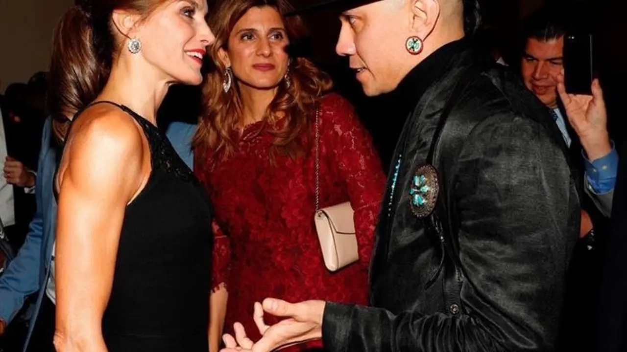 La reina Letizia conversando con el cantante de The Black Eyed Peas. EFE