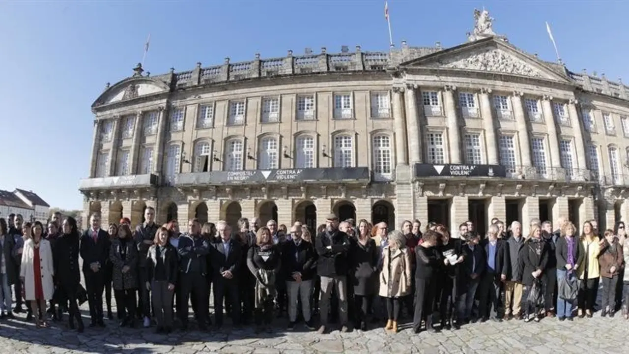 Representantes de ayuntamientos y diputaciones firman el protocolo 'En negro contra la violencia machista'. LAVANDEIRA JR.