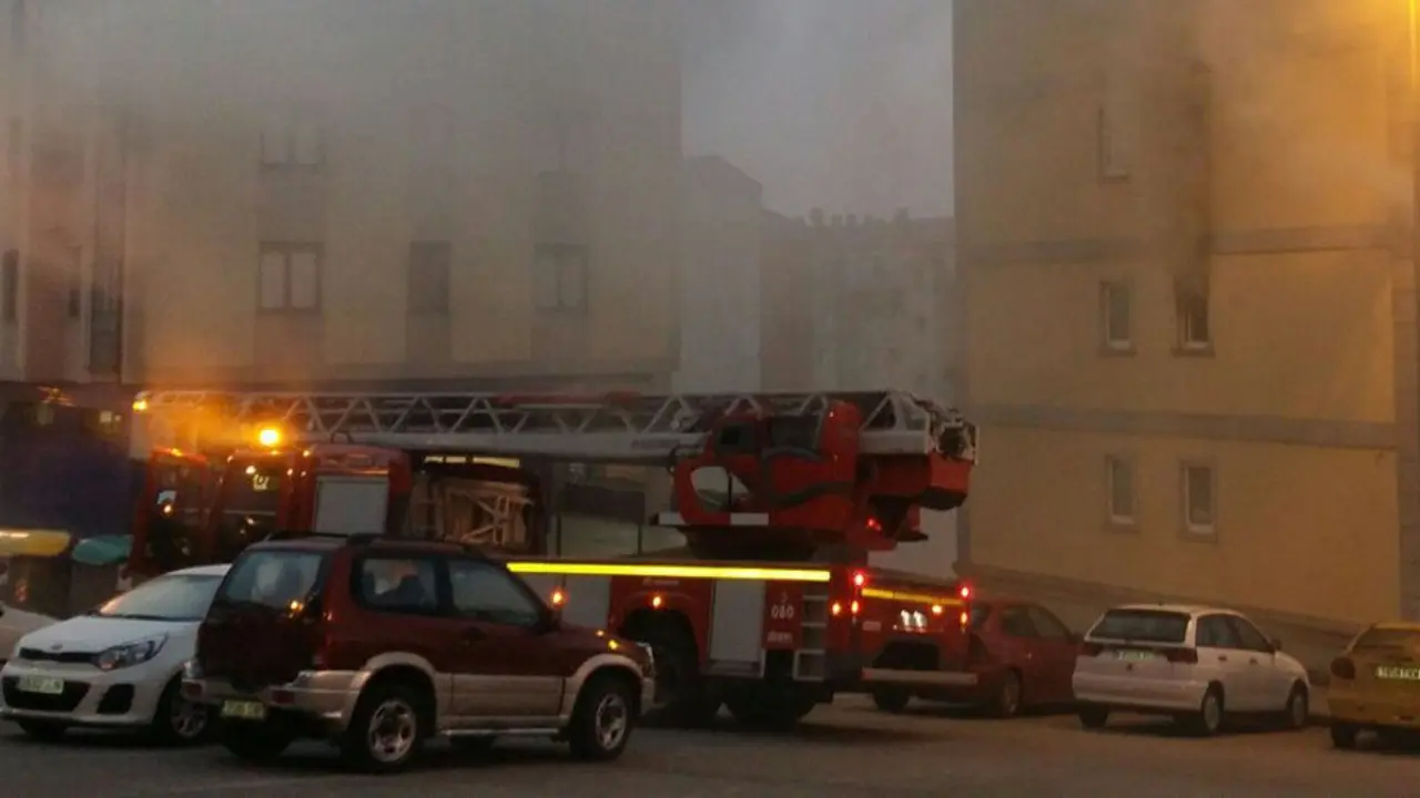 los bomberos intervienen en el incendio