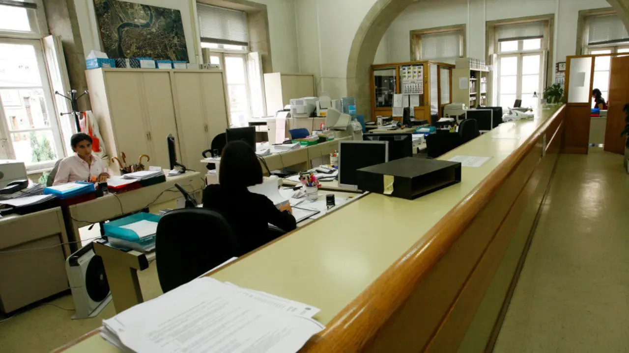 Funcionarios trabajando. AEP