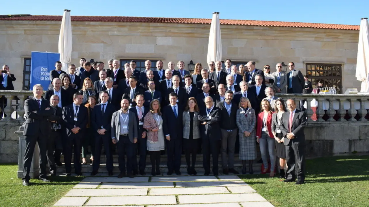 Asistentes a los Diálogos España-Portugal, organizados por el Foro Económico de Galicia en Baiona.EP