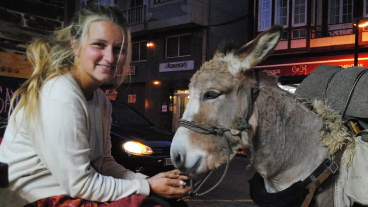 La joven holandesa, con su burro con el que hace el Camino de Santiago, en Sarria. PORTO.