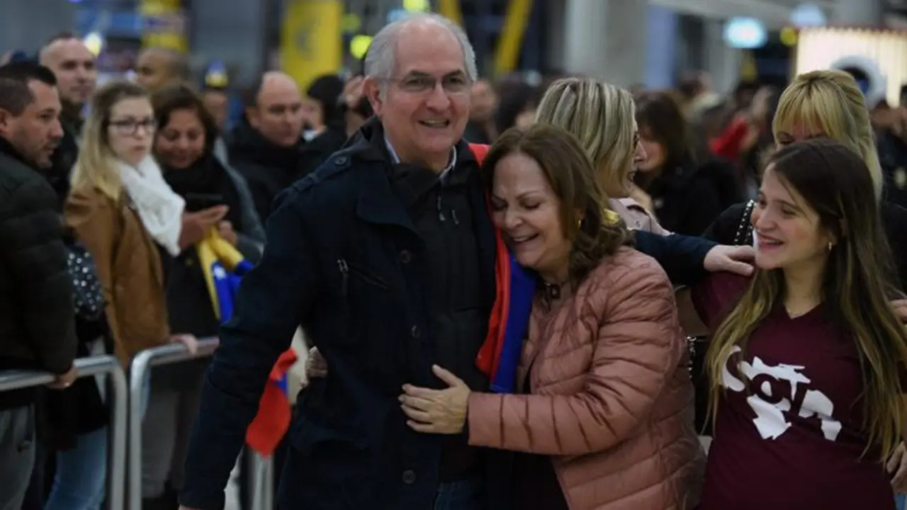 Ledezma, recibido en Barajas. FERNANDO VILLAR (EFE)