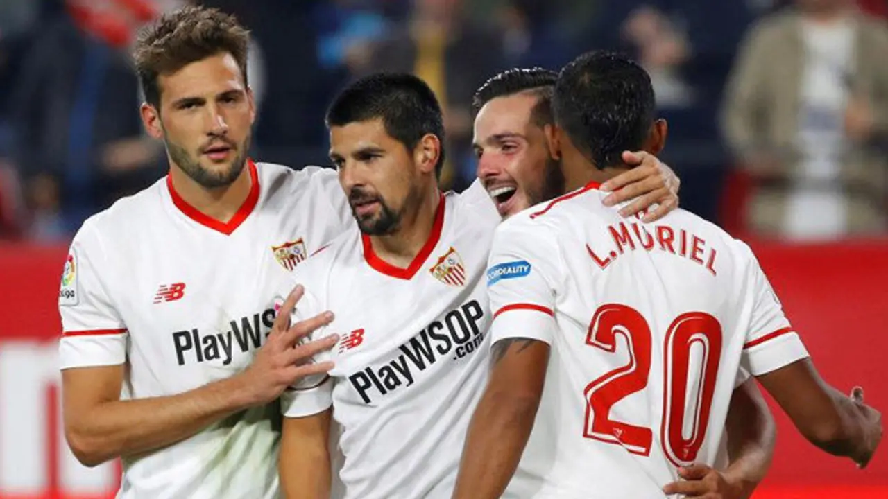 Nolito siendo arropado por sus compañeros tras anotar el 2-1