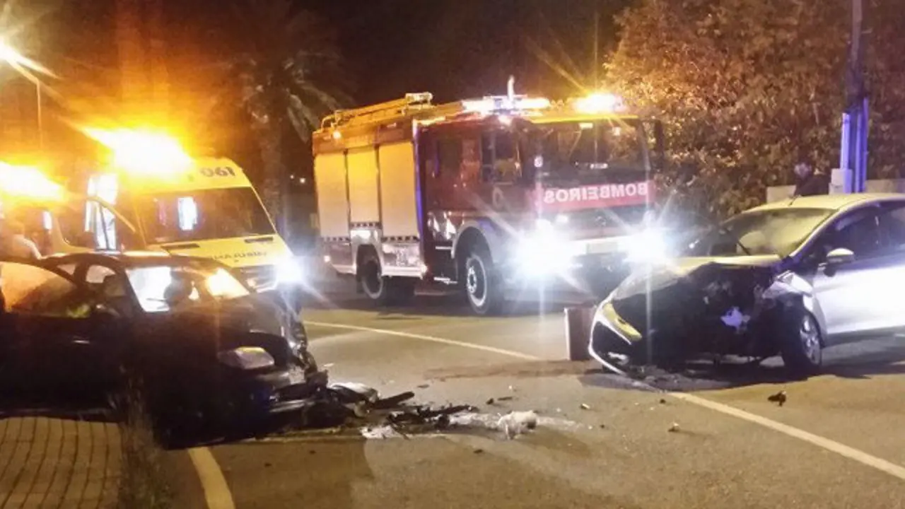 Estado en el que quedaron los dos vehículos implicados en un choque frontal en Sanxexo. EMERXENCIAS SANXENXO