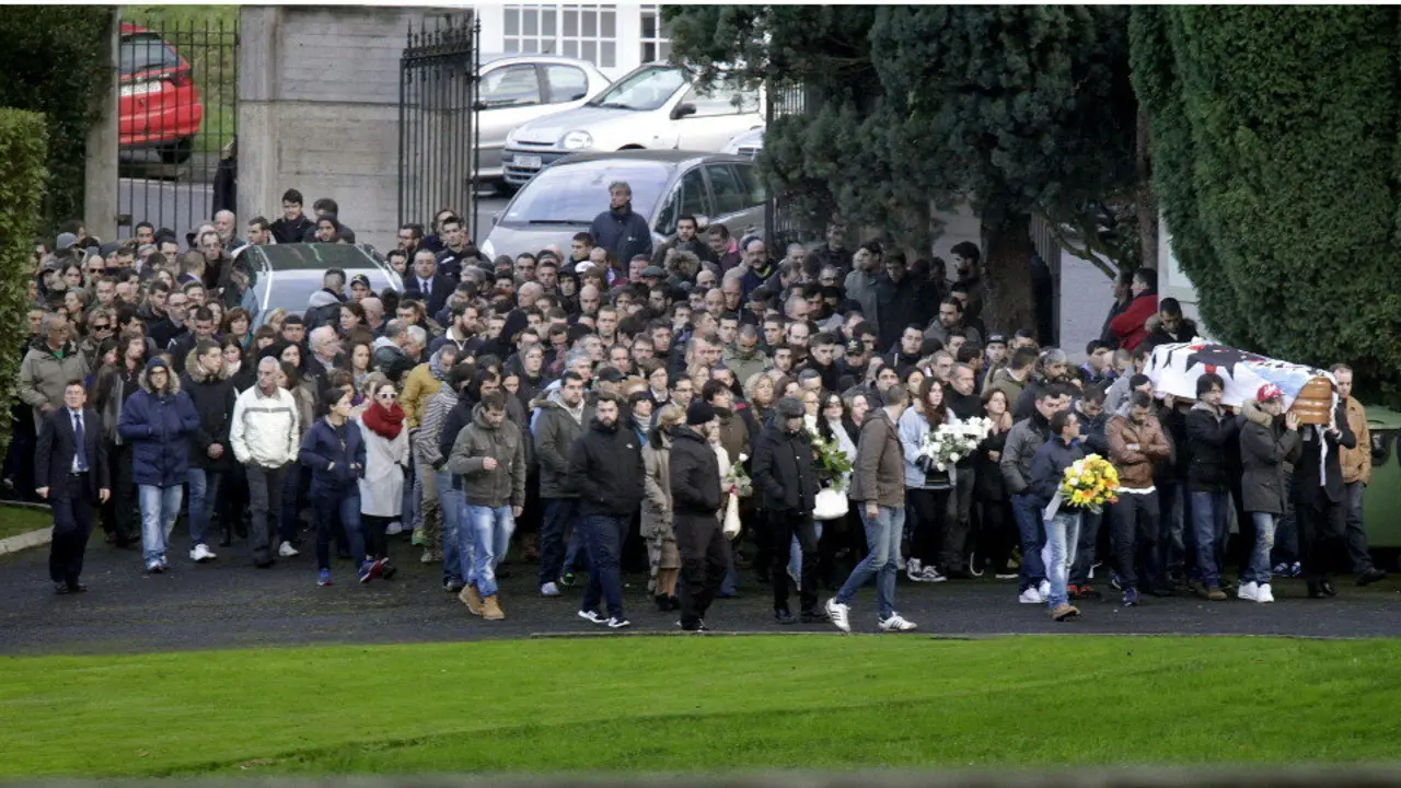 Traslado del féretro durante el entierro del hincha del Deportivo Francisco Javier Romero Taboada 'Jimmy'. CABALAR (EFE)