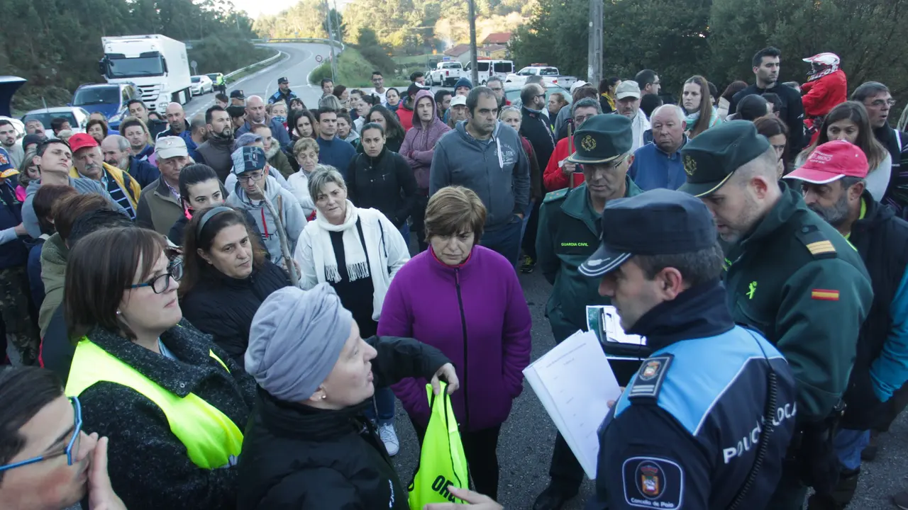 Batida masiva para localizar al octogenario desaparecido en Poio, este domingo. DAVID FREIRE