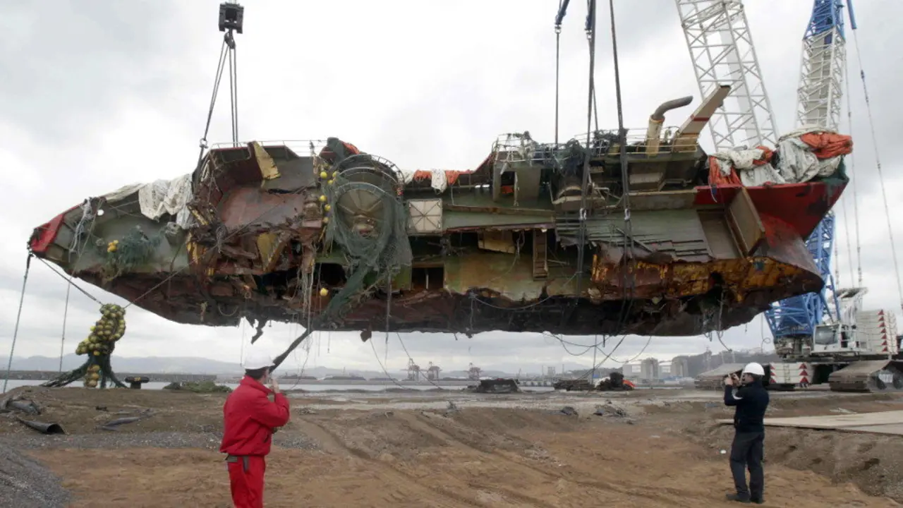 Operación para el traslado a tierra del Santa Ana. J.L. CEREIJIDO (EFE)