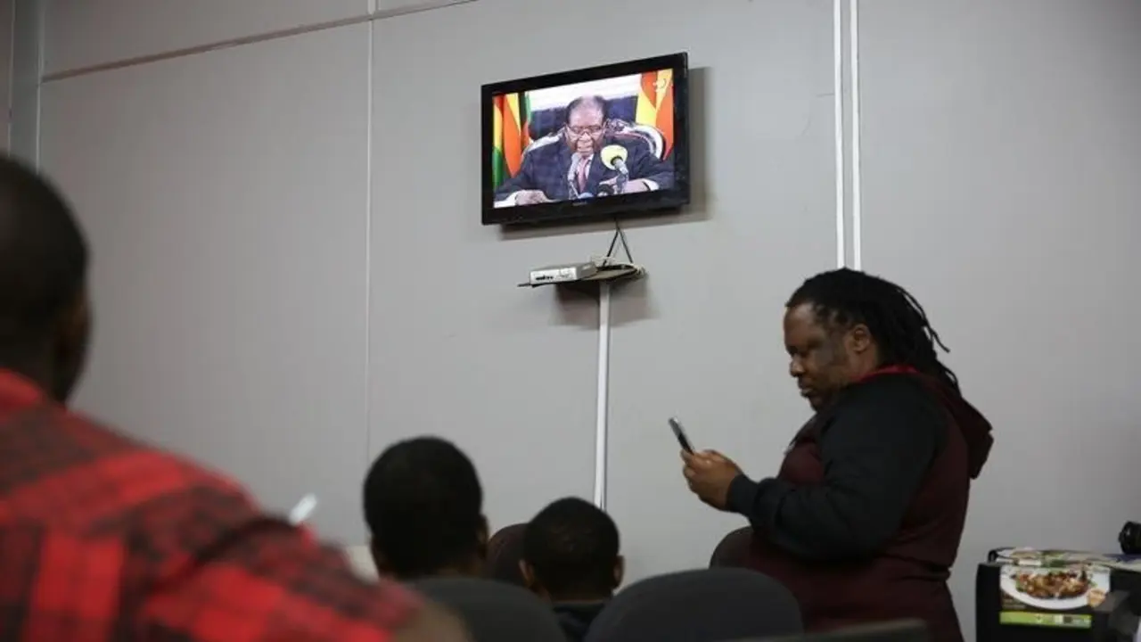 Mugabe lanza su mensaje televisado. AARON UFUMELI (EFE)