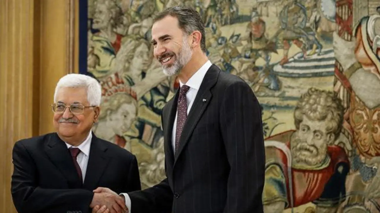 El Rey saluda al presidente palestino, Mahmud Abás.EMILIO NARANJO (EFE)