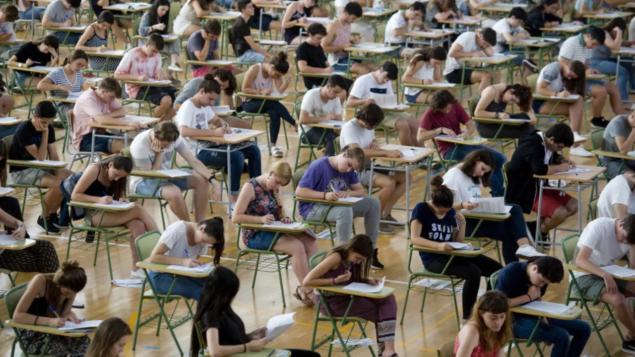 Madrid y Castilla y León obtienen los mejores resultados dentro de España en resolución de conflictos en grupo, según el informe Pisa. DAVID ARQUIMBAU (EFE)