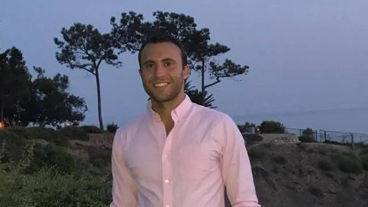 El joven de California ofrece 10.000 dólares a quien le encuentre pareja. FACEBOOK